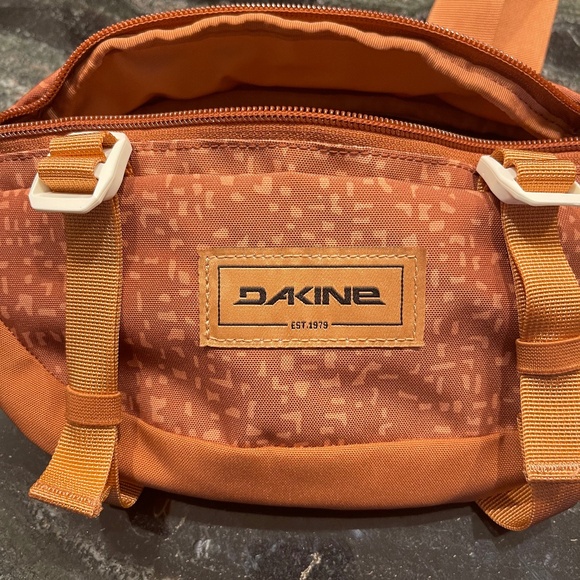 Dakine Other - Dakine - Fanny Pack/Belt Bag - Hot Laps 1L
